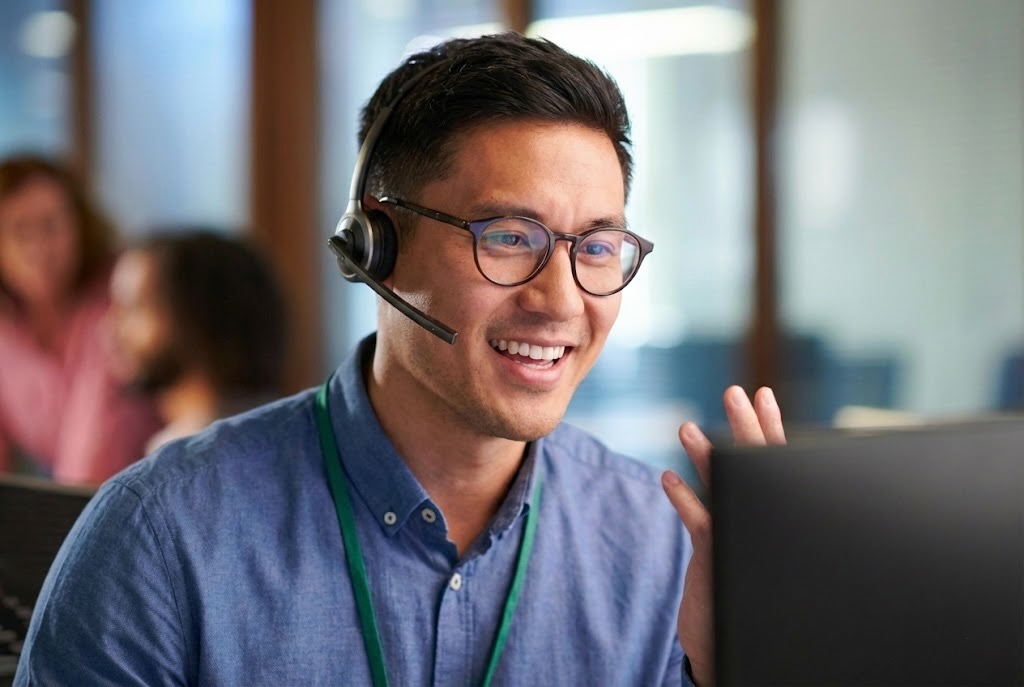 IT support professional helping a customer